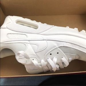 White at max Size 11.5 men